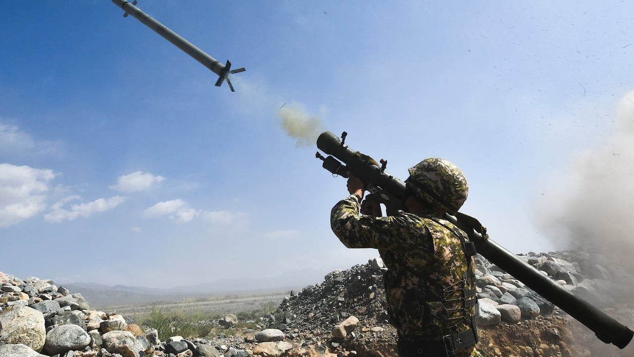 “Hacia las 19:00, las fuerzas de defensa aérea derribaron un dron en la zona de la base aérea de Belbek”, agregó el gobernador en un mensaje en Telegram. (Imagen de referencia) Foto AP / Vladimir Voronin