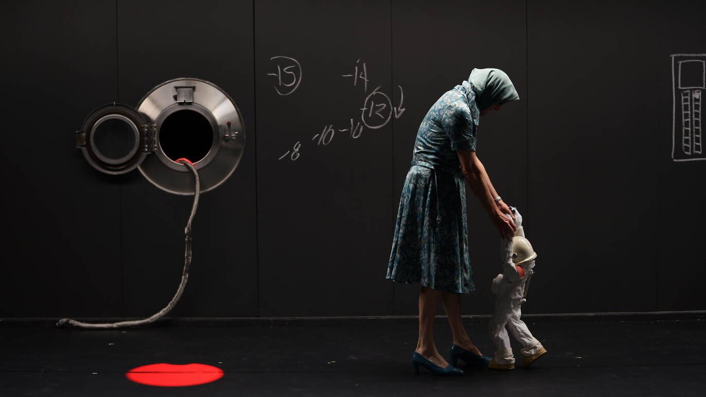 Imagen de la obra "The Far Side of the Moon" del dramaturgo canadiense Robert Lepage. Crédito: David Leclerc. Cortesía del Teatro Julio Mario Santo Domingo