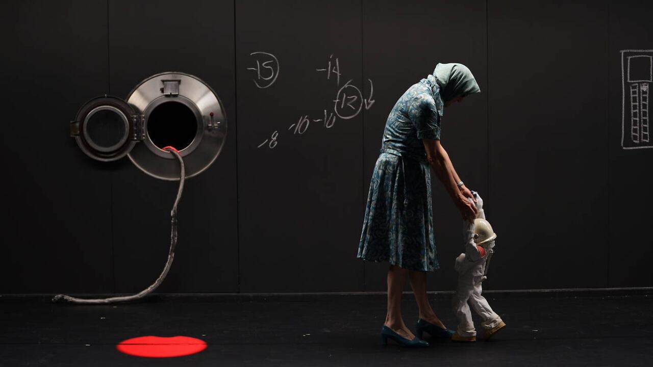 Imagen de la obra "The Far Side of the Moon" del dramaturgo canadiense Robert Lepage. Crédito: David Leclerc. Cortesía del Teatro Julio Mario Santo Domingo