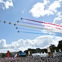 La patrulla aérea francesa 'Patrouille de France' sobrevuela la aldea de fans de El Trocadero frente a la Torre Eiffel, en París, el 8 de agosto de 2021 tras la transmisión de la ceremonia de clausura de los Juegos Olímpicos de Tokio 2020. (Foto de STEPHANE DE SAKUTIN / AFP)