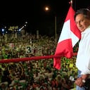 ARCHIVO - En esta foto de archivo del 7 de abril de 2011, el entonces candidato presidencial Alejandro Toledo participa en un acto de campaña en Lima, Perú. Un juez federal estadounidense declaró el martes 28 de septiembre de 2021 que Toledo, acusado de estar involucrado en un escándalo de sobornos, puede ser extraditado a su país natal. (AP Foto/Martín Mejía, Archivo)