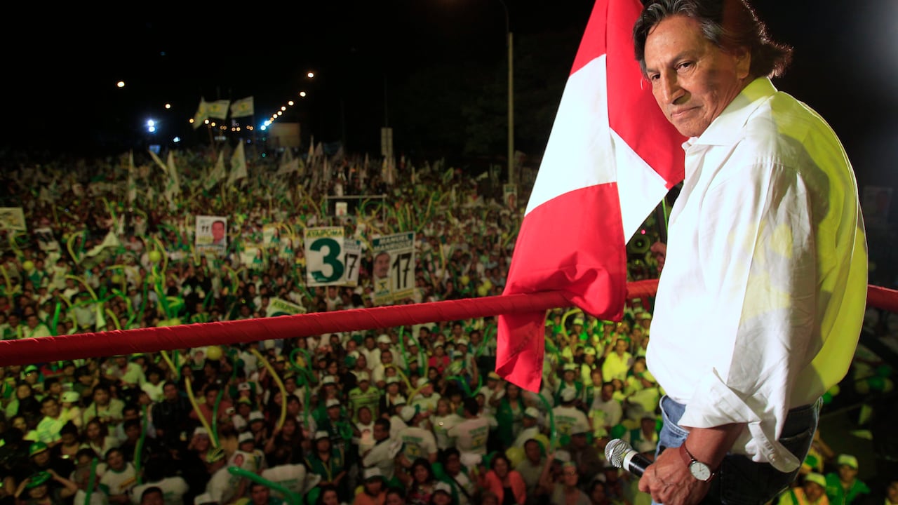 ARCHIVO - En esta foto de archivo del 7 de abril de 2011, el entonces candidato presidencial Alejandro Toledo participa en un acto de campaña en Lima, Perú. Un juez federal estadounidense declaró el martes 28 de septiembre de 2021 que Toledo, acusado de estar involucrado en un escándalo de sobornos, puede ser extraditado a su país natal. (AP Foto/Martín Mejía, Archivo)