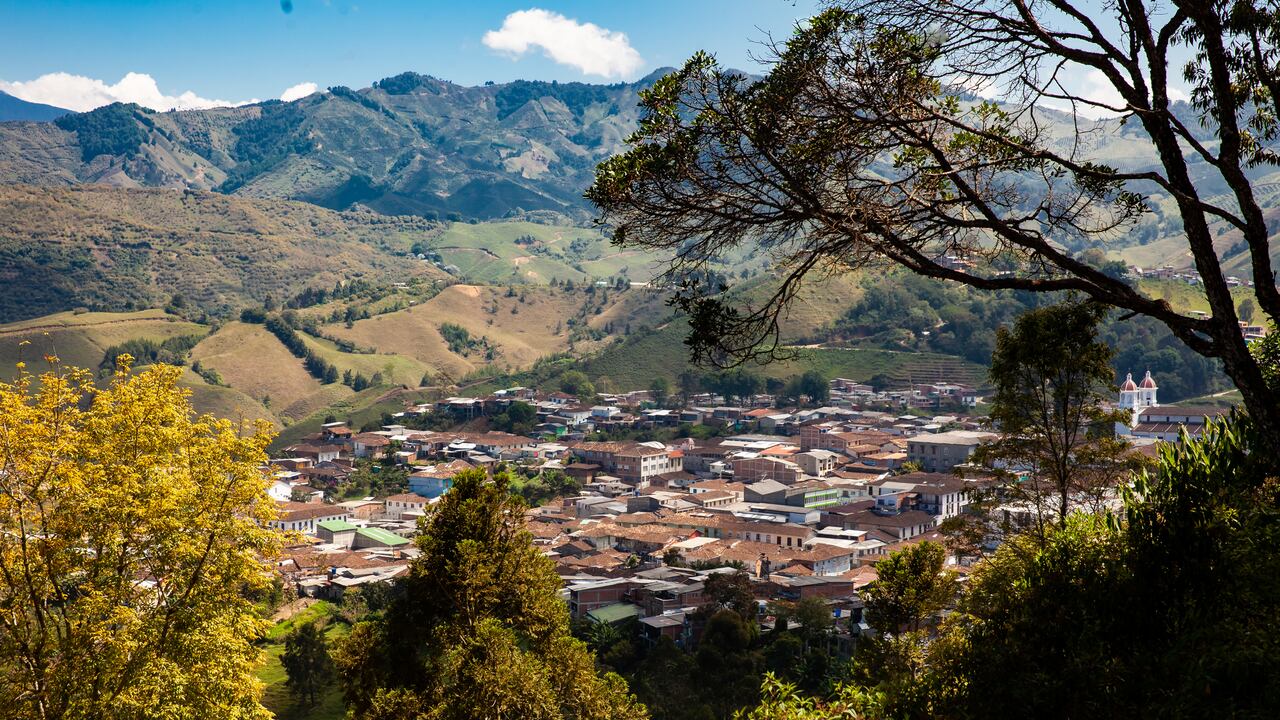 Vista de Aguadas desde el cerro Monserrate, un mirador que permite tener una panorámica de este pueblo y sus alrededores.