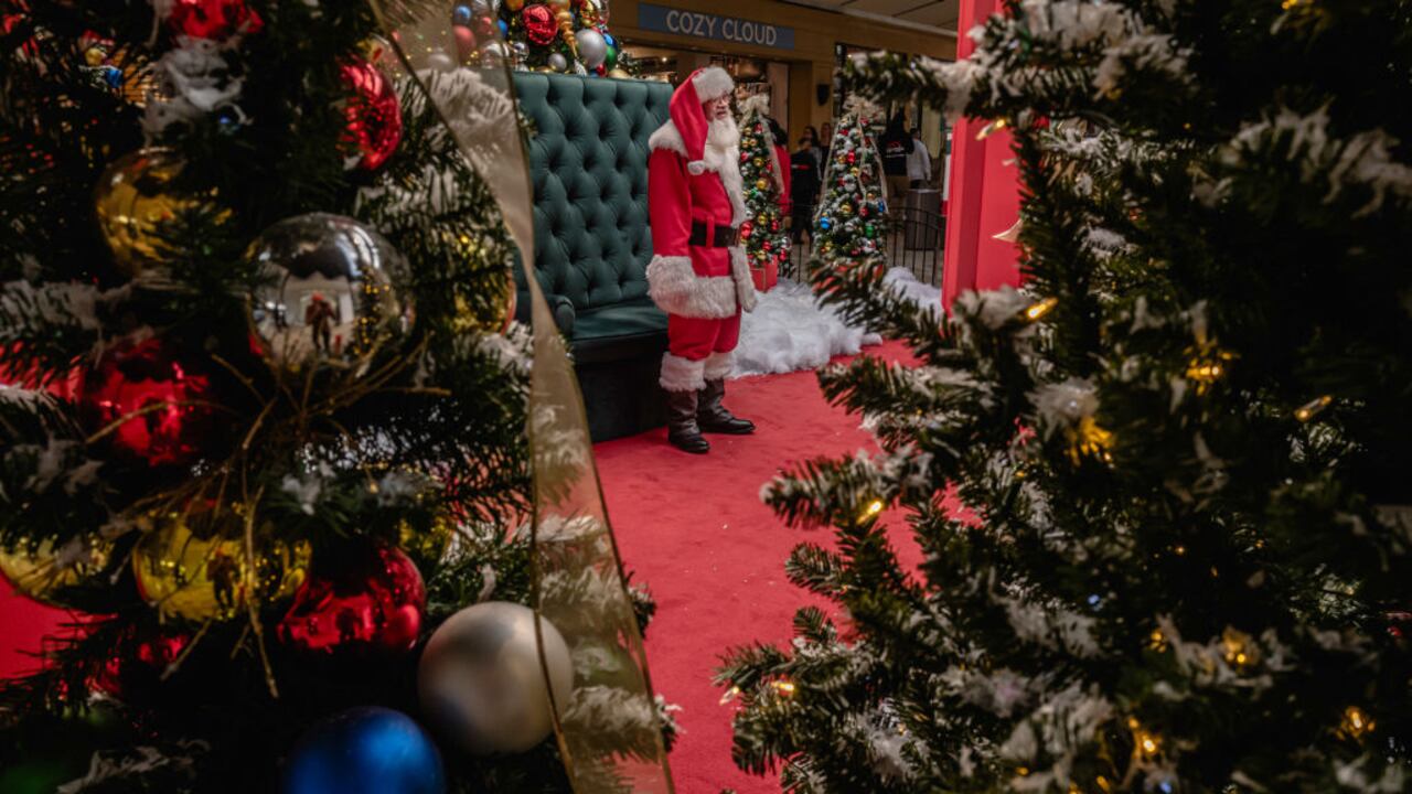 Papá Noel se encuentra en un set en el centro comercial St. Matthews el 22 de diciembre de 2023 en Louisville, Kentucky. (Foto de Jon Cherry/Getty Images)
