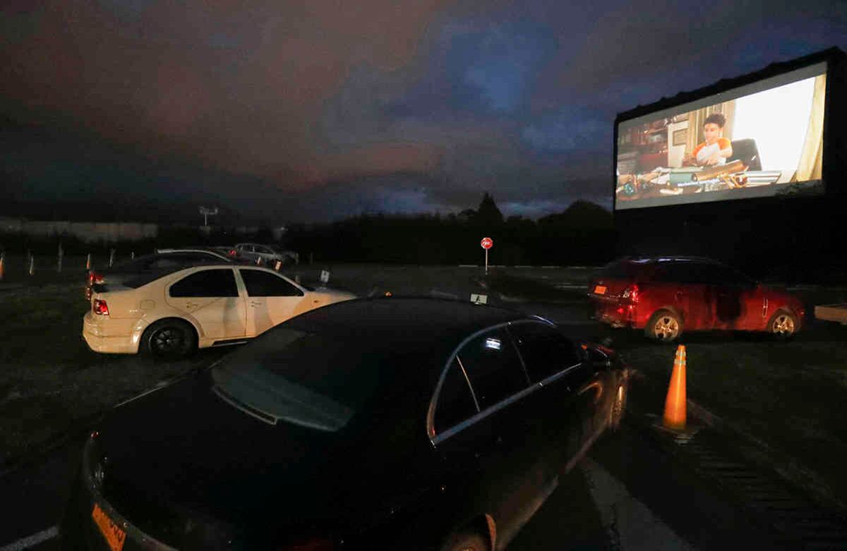 Los asistentes a las funciones de autocine disfrutan de las películas gracias a un sistema de transmisión FM que lleva el sonido directamente a sus carros. Guillermo Torres / Semana