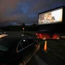 Los asistentes a las funciones de autocine disfrutan de las películas gracias a un sistema de transmisión FM que lleva el sonido directamente a sus carros. Guillermo Torres / Semana