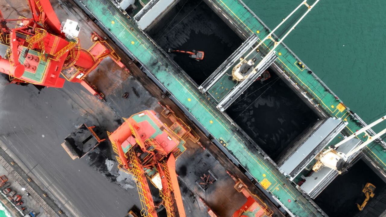Buques de carga descargan carbón eléctrico en la terminal de carbón del puerto en Lianyungang, provincia de Jiangsu, en el este de China, el 28 de febrero de 2024. (Foto de Costfoto/NurPhoto vía Getty Images)