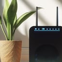 La radiación de los routers Wi-Fi es una forma de radiación de radiofrecuencia, que se encuentra en el espectro de radiofrecuencias no ionizantes.