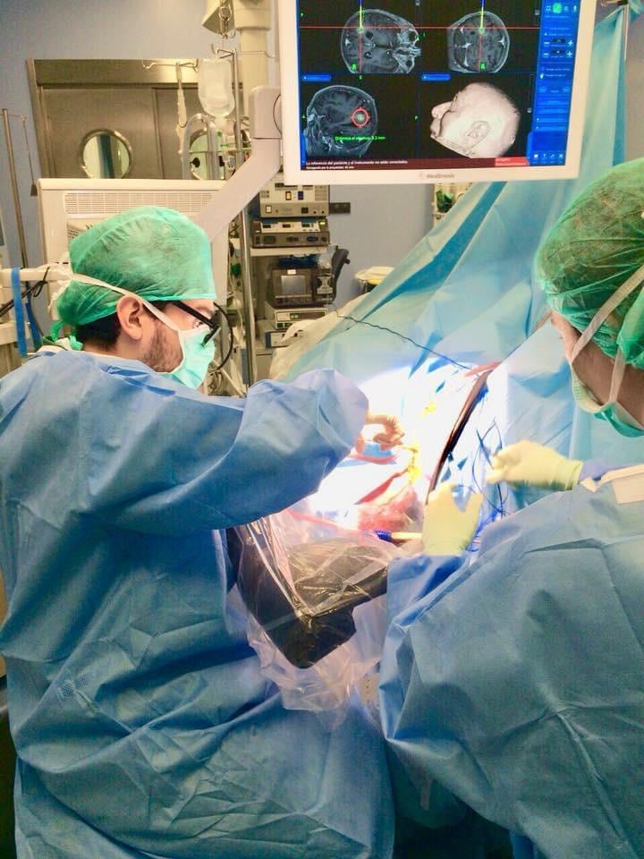 ¡Qué lástima! El mejor neurocirujano joven del mundo se va de Colombia; estas son sus razones