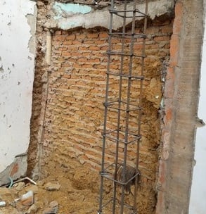 Un hombre murió cuando le cayó una pared encima dentro de una vivienda en Cali.