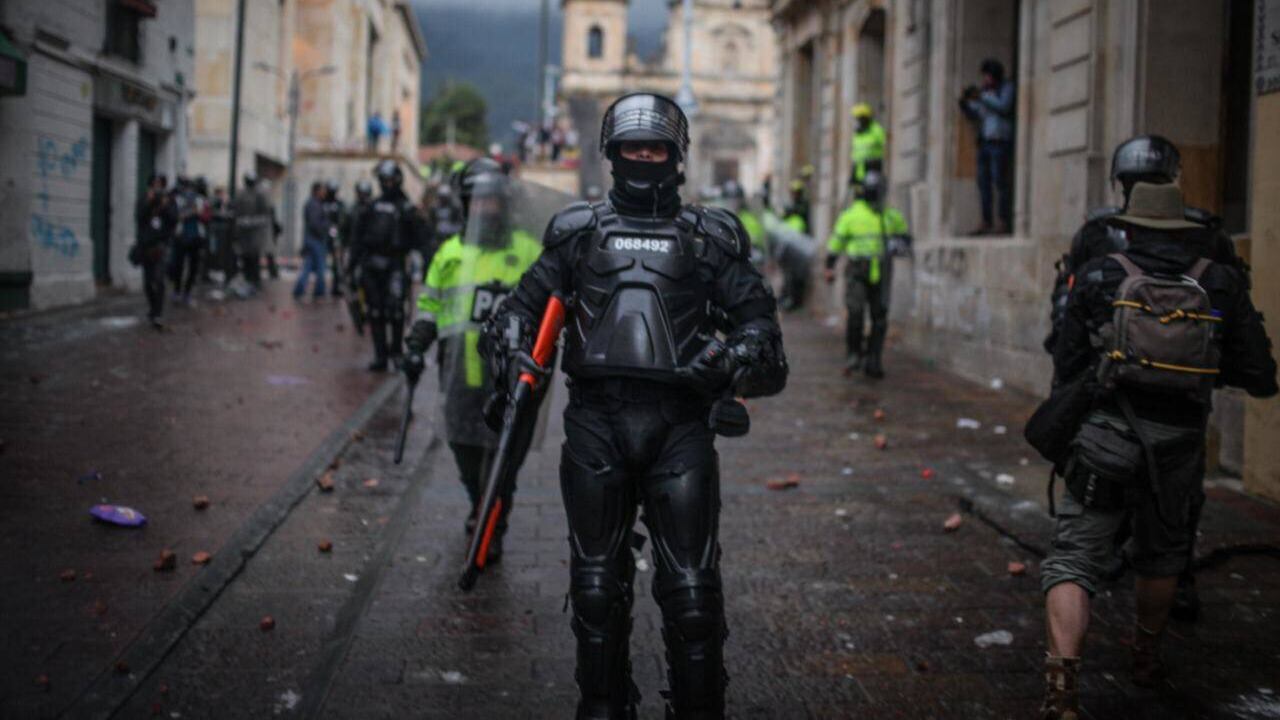 El ministro hizo un resumen de la resolución en donde se habla del principio de precaución, los procedimientos para investigación, la responsabilidad individual y las armas o equipos técnicos que tienen los grupos antidisturbios.