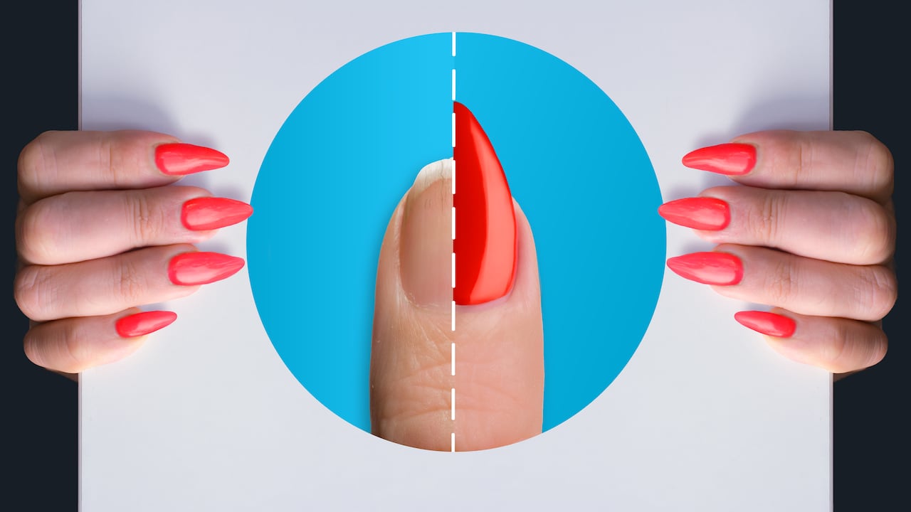 Presentación de tratamiento de manicura Uña stiletto roja con pantalla dividida sin tratar