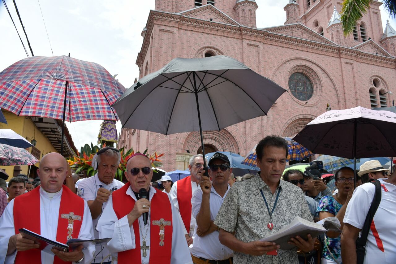En la ciudad de Buga se realizó la procesión del viacrucis del Señor de los Milagros.