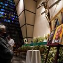 Los sacerdotes fueron baleados dentro del templo el día lunes. Foto: AP.
