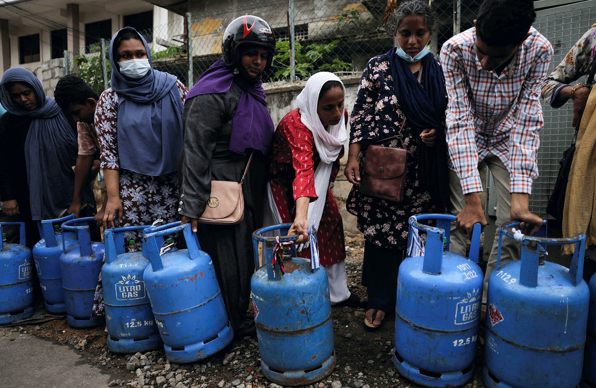 En imágenes : Largas colas por la crisis de la plaga de combustible en Sri Lanka