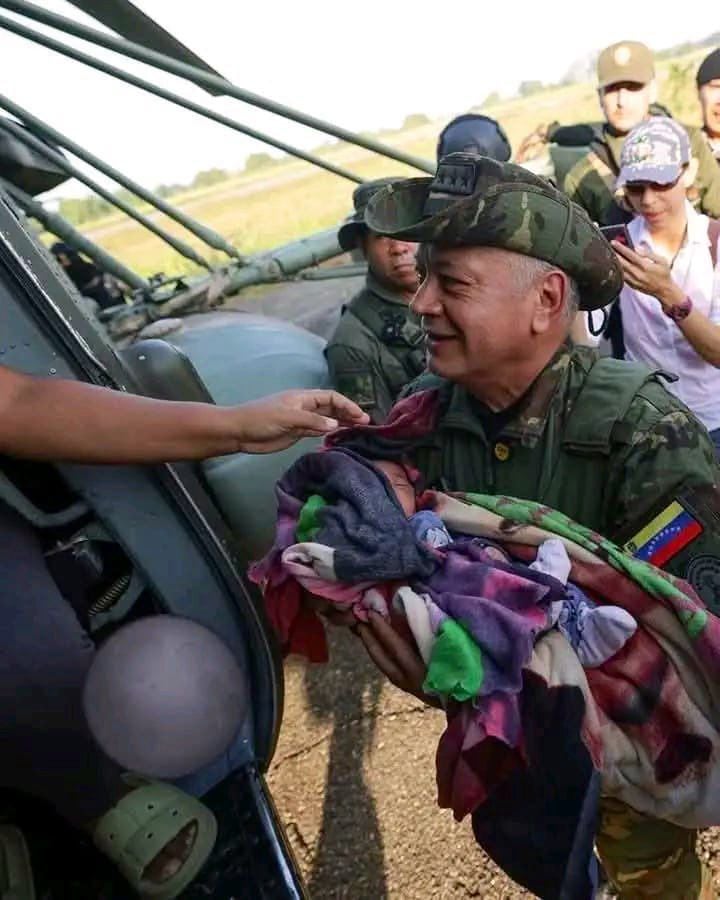 Diosdado Cabello recibiendo a desplazados colombianos en la frontera