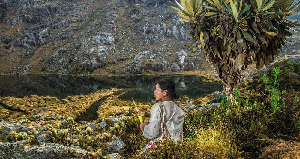 Indígena kogui frente a una laguna sagrada de la Sierra Nevada de Santa Marta.