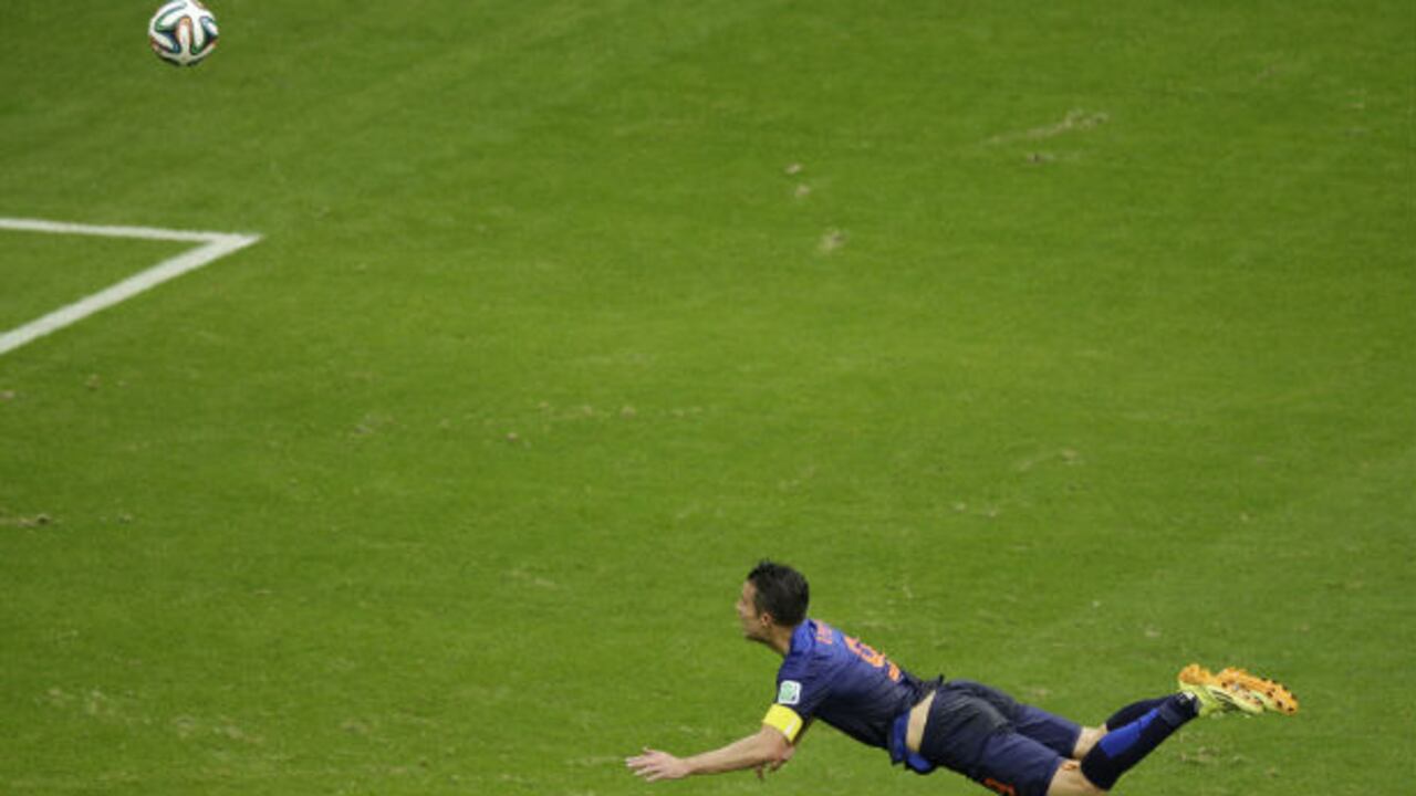 Robin Van Persie marca de cabeza frente a la Selección de España, en la primera jornada del grupo B