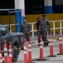 Policías de élite caminan por una terminal de autobuses donde, según la policía, un hombre armado hirió a dos personas y tomó como rehenes a otras 17 a bordo de un autobús, en Río de Janeiro, Brasil, el martes 12 de marzo de 2024.