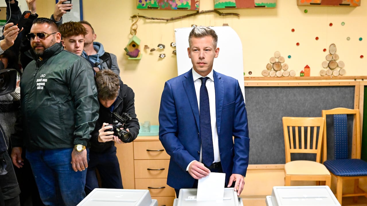 Peter Magyar, líder del partido opositor Tisza, vota en un colegio electoral en Budapest, Hungría.
