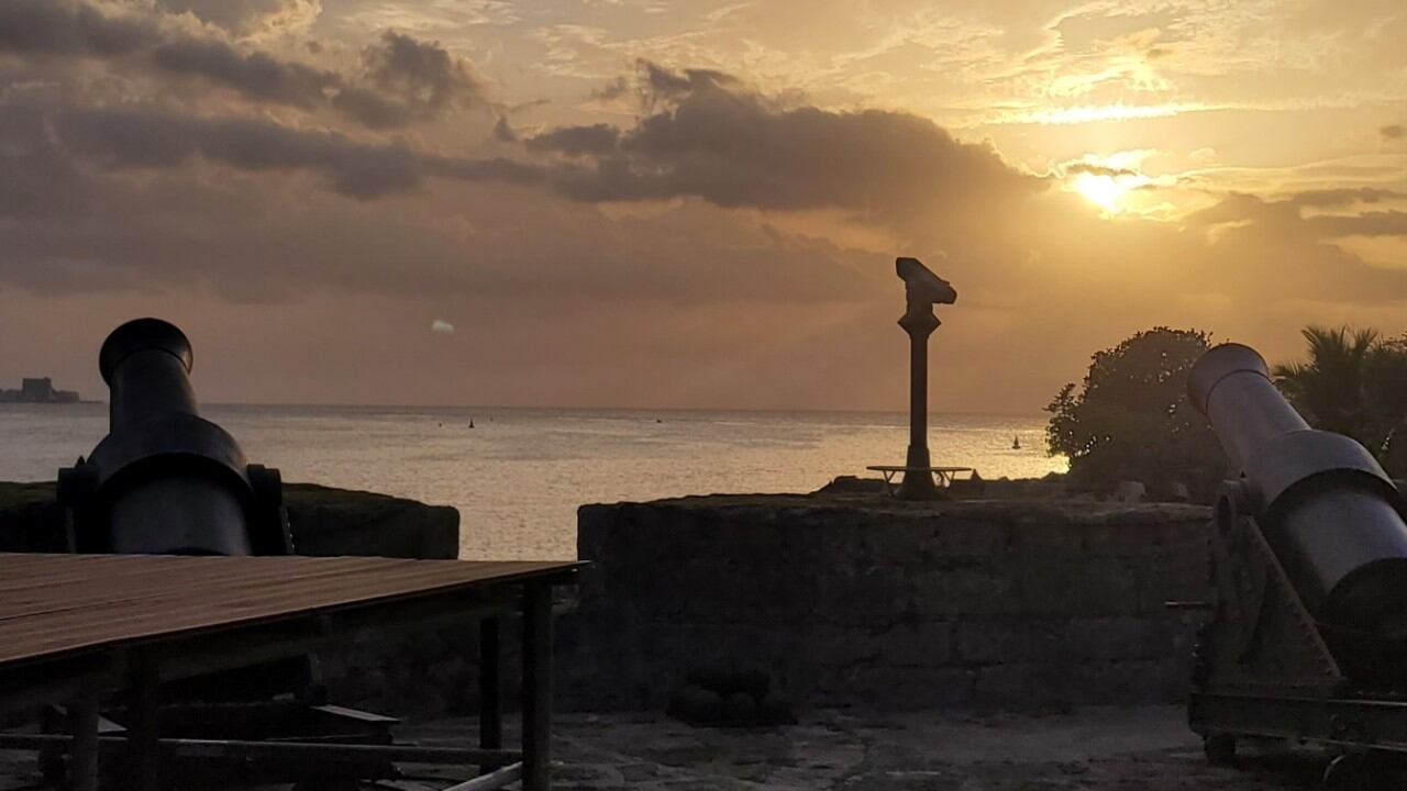 La Habana le ofrece a los turistas el cañonazo de las nueve desde la Fortaleza San Carlos de la Cabaña.