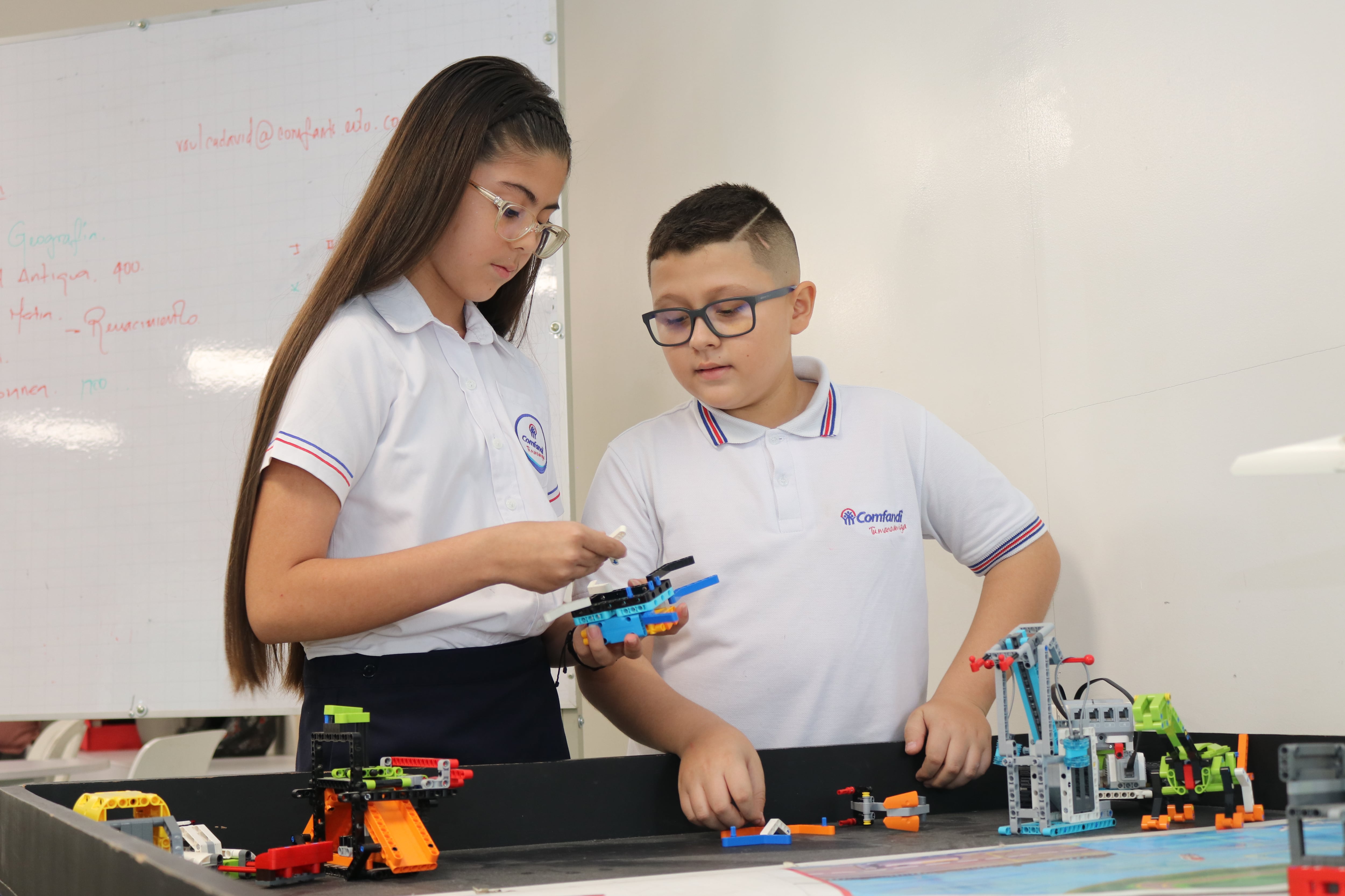 En los colegios de la red Comfandi, la inteligencia artificial ya forma parte del aula. Los estudiantes de media técnica aprenden programación, analítica de datos y robótica con herramientas digitales de última generación.