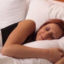 Abrazar una almohada al dormir puede tiene varios significados, según la psicología.
