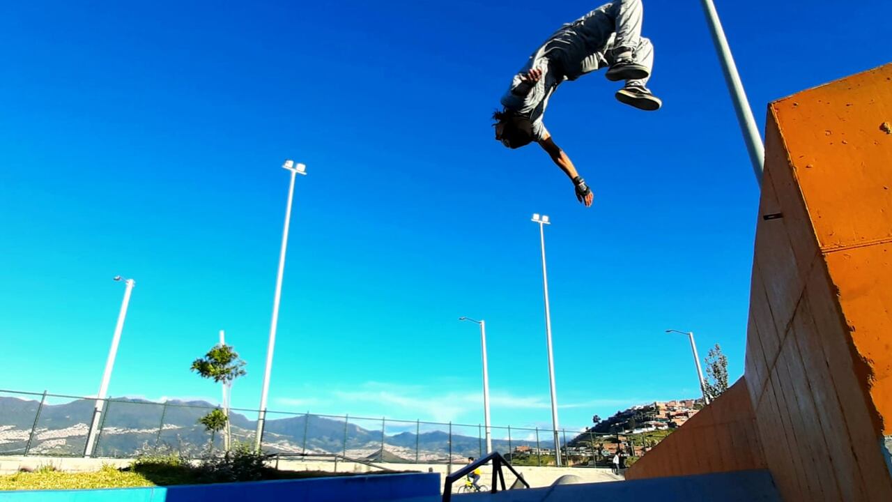 La muestra de parkour y BMX hace parte del show central en la visita al barrio Paraíso.