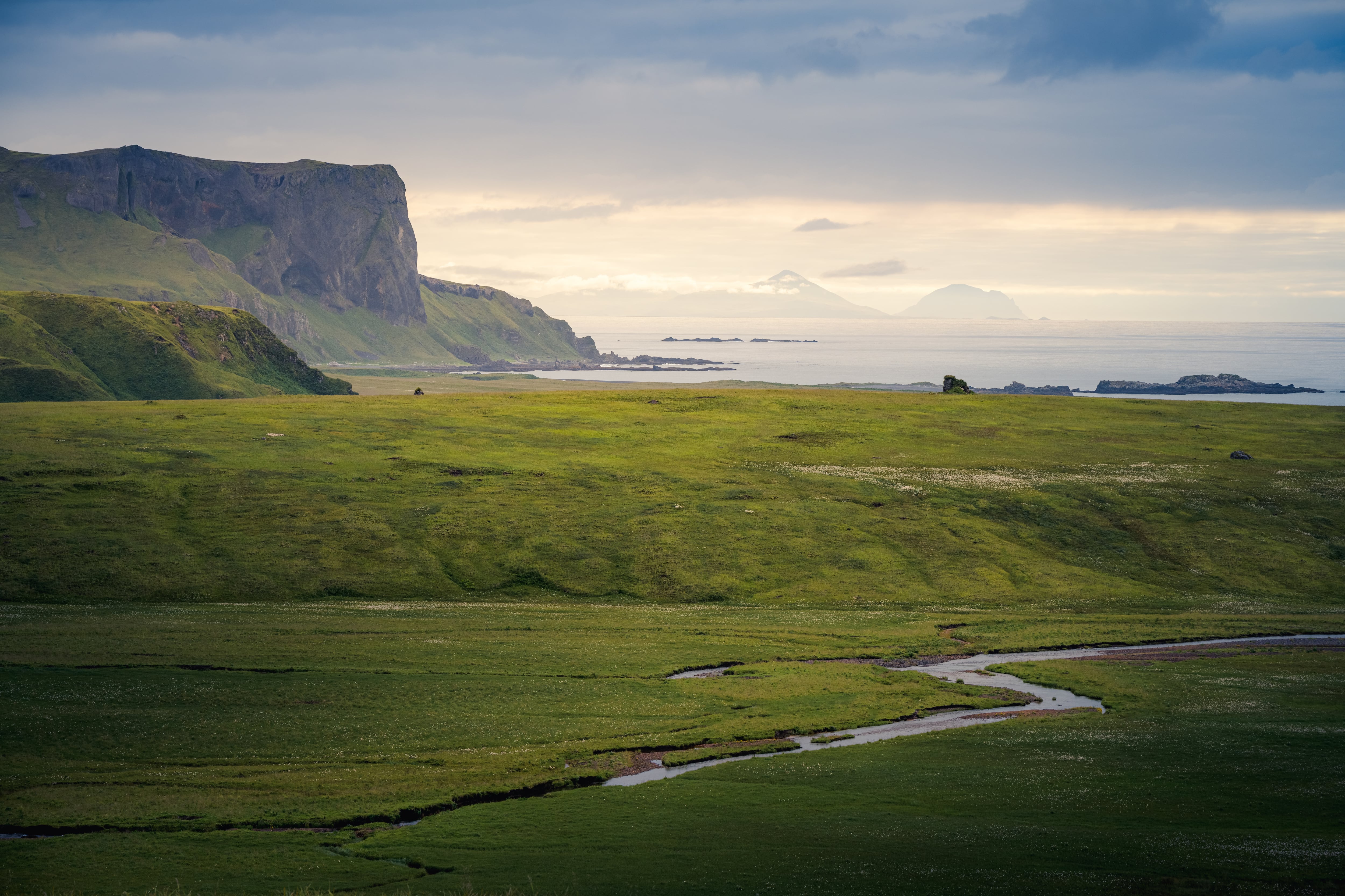 Vista de la isla Unalaska desde Umnak, Islas Aleutianas, Alaska