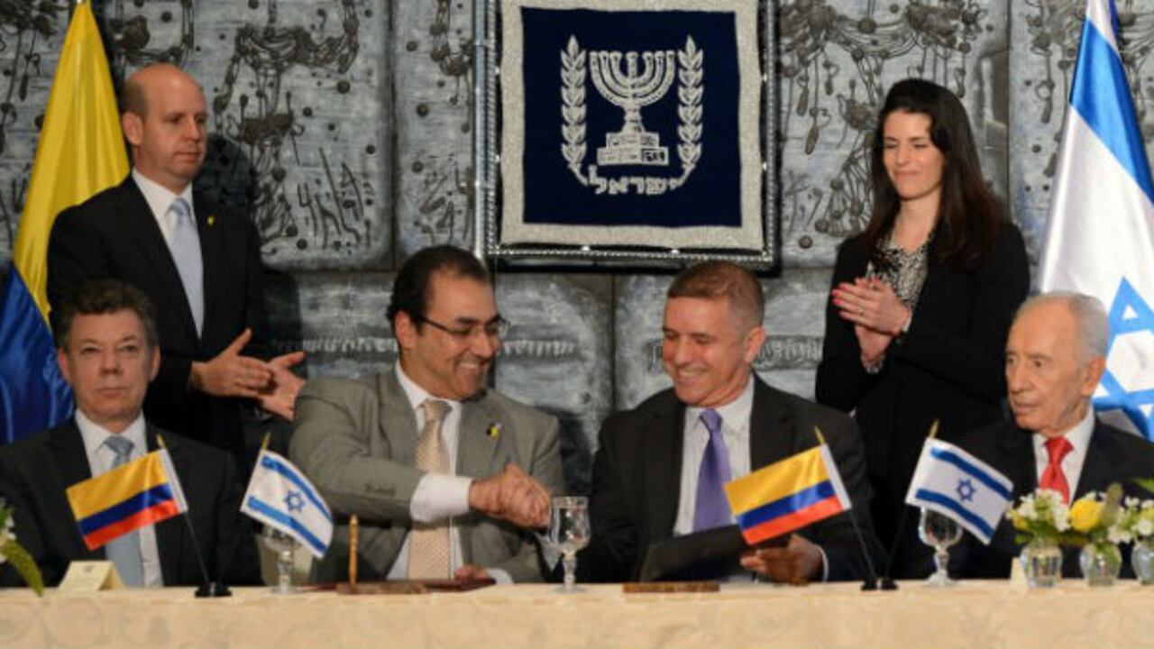 De izquierda a derecha, el presidente colombiano, Juan Manuel Santos; el ministro Sergio Díaz - Granados; el ministro; el ministro Naftalí Bennet; el presidente isarelí Shimon Peres.