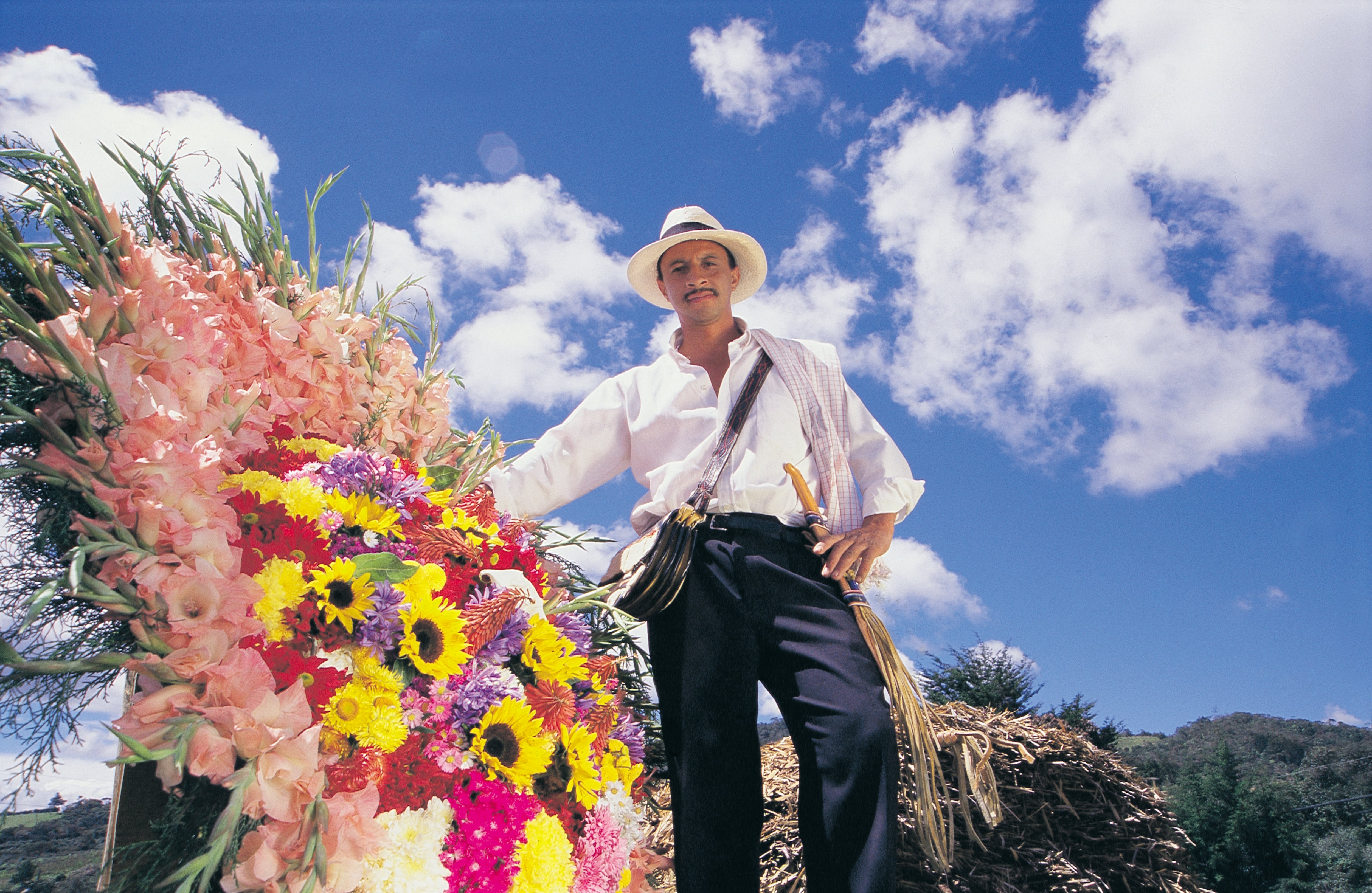 Luis Enrique Atehortúa fue el compositor del himno de los silleteros y uno de los primeros floricultores que inició con la tradición de las silletas en Santa Elena, Antioquia, en 1957. Transmitió su conocimiento de generación en generación y ahora sus hijos y nietos son los principales representantes de esta actividad en el departamento.
Foto: Cortesía Natalia Botero.