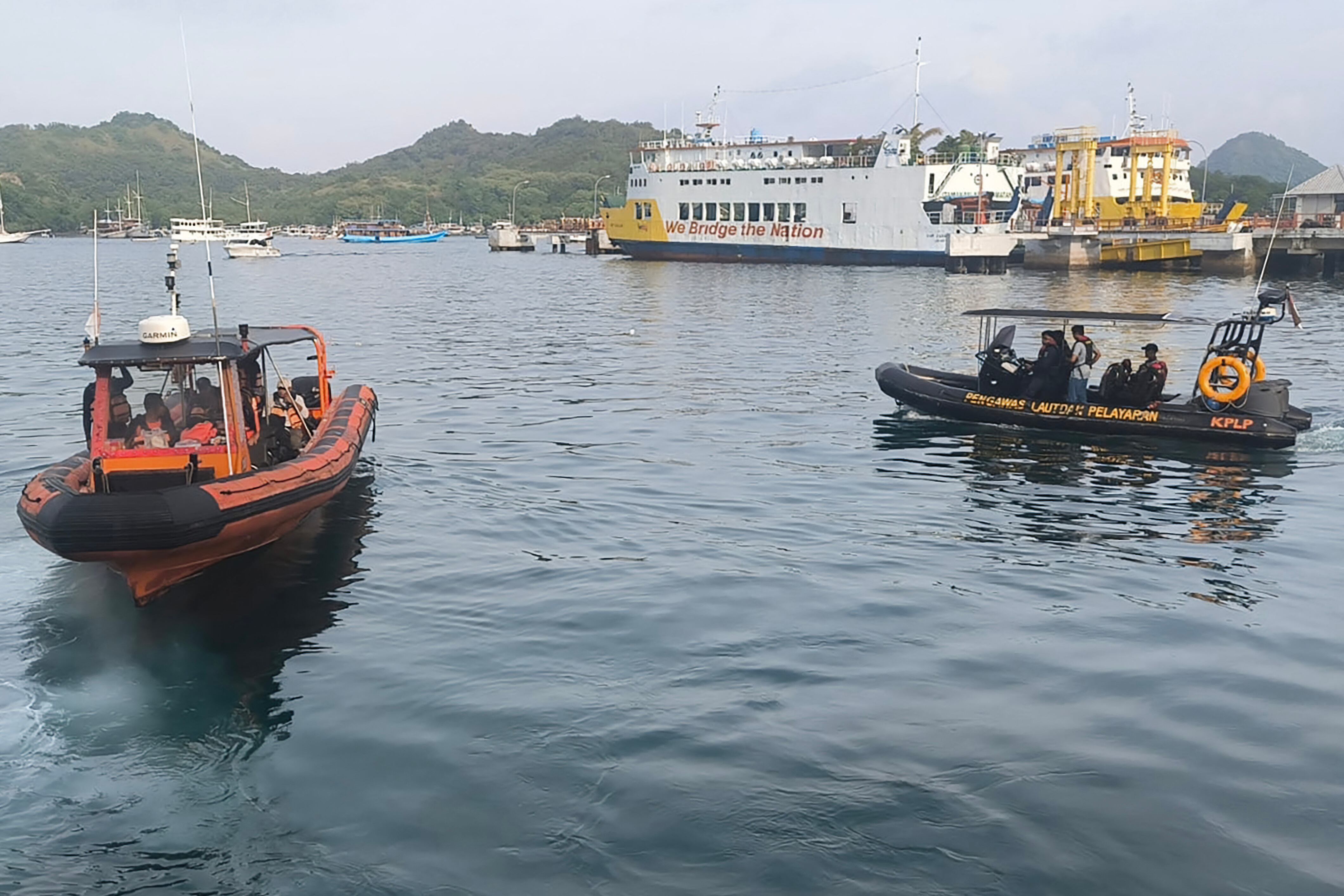 Esta fotografía, tomada y difundida el 27 de diciembre de 2025 por la Agencia Nacional de Búsqueda y Rescate de Labuan Bajo (BASARNAS Labuan Bajo), muestra a miembros de los equipos de búsqueda y rescate evacuando a turistas extranjeros en aguas de la isla de Padar, en Labuan Bajo, Nusa Tenggara Oriental, después de que un barco turístico sufriera una falla en el motor y se hundiera. Una familia española de cuatro miembros se encuentra desaparecida tras el naufragio de un barco turístico en Indonesia, informó la agencia estatal de noticias Antara el 27 de diciembre. El barco transportaba 11 personas cuando se hundió en el estrecho de la isla de Padar, cerca del popular destino turístico de Labuan Bajo, el viernes por la noche, según Antara. (Foto de Handout / BASARNAS / AFP) / USO EDITORIAL RESTRINGIDO - CRÉDITO