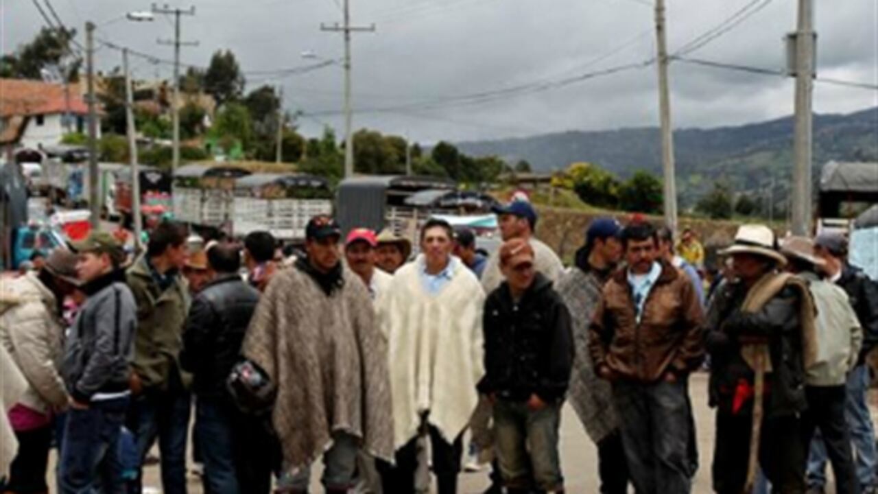 El paro agrario se mantiene pese al desarrollo de las mesas de negociación con el Gobierno.