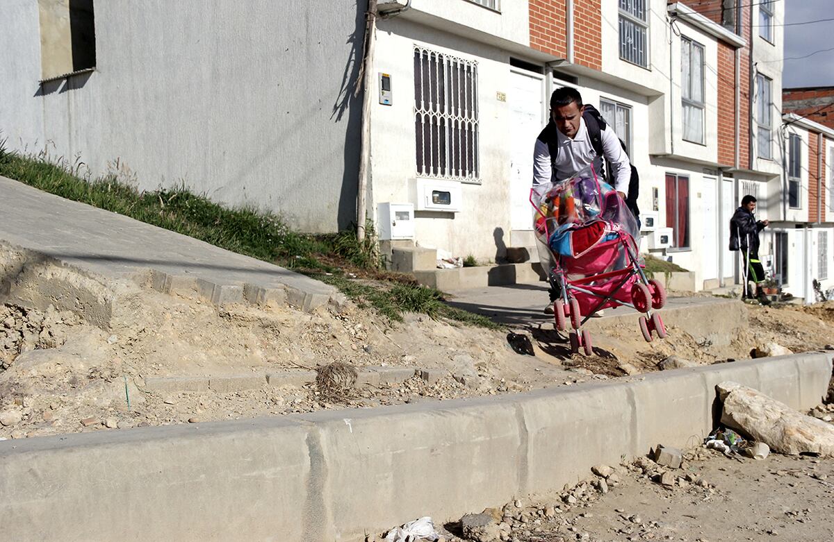 Los andenes no se han terminado a pesar de que las casas fueron entregadas hace dos años. Foto: Carlos Bernate /SEMANA.