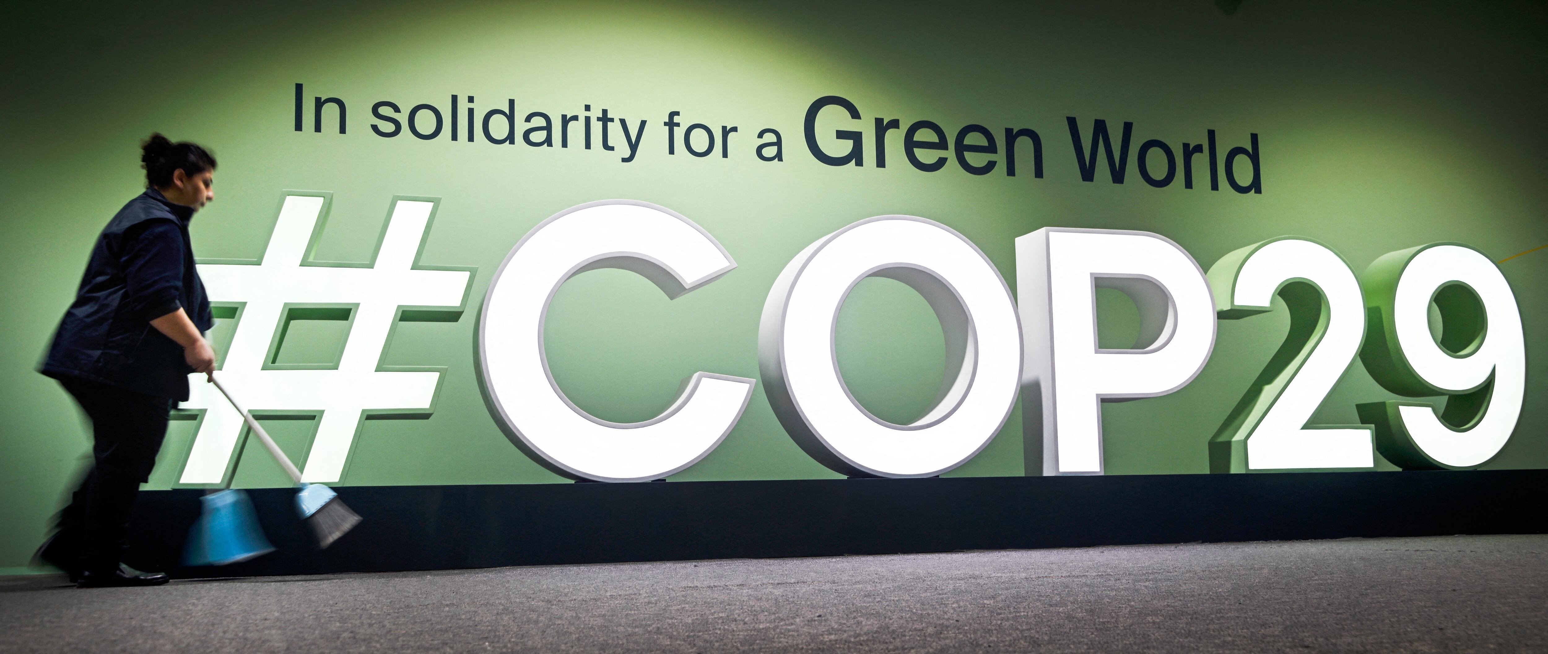 Una mujer limpia el piso frente al logotipo en la sede de la Conferencia de las Naciones Unidas sobre el Cambio Climático (COP29) de 2024 en Bakú el 11 de noviembre de 2024. Las conversaciones sobre el clima de la COP29 se inauguran el 11 de noviembre en Azerbaiyán, bajo la larga sombra proyectada por el reelección de Donald Trump, quien se ha comprometido a dar marcha atrás en los compromisos de reducción de carbono de Estados Unidos. (Foto de Alexander NEMENOV / AFP)