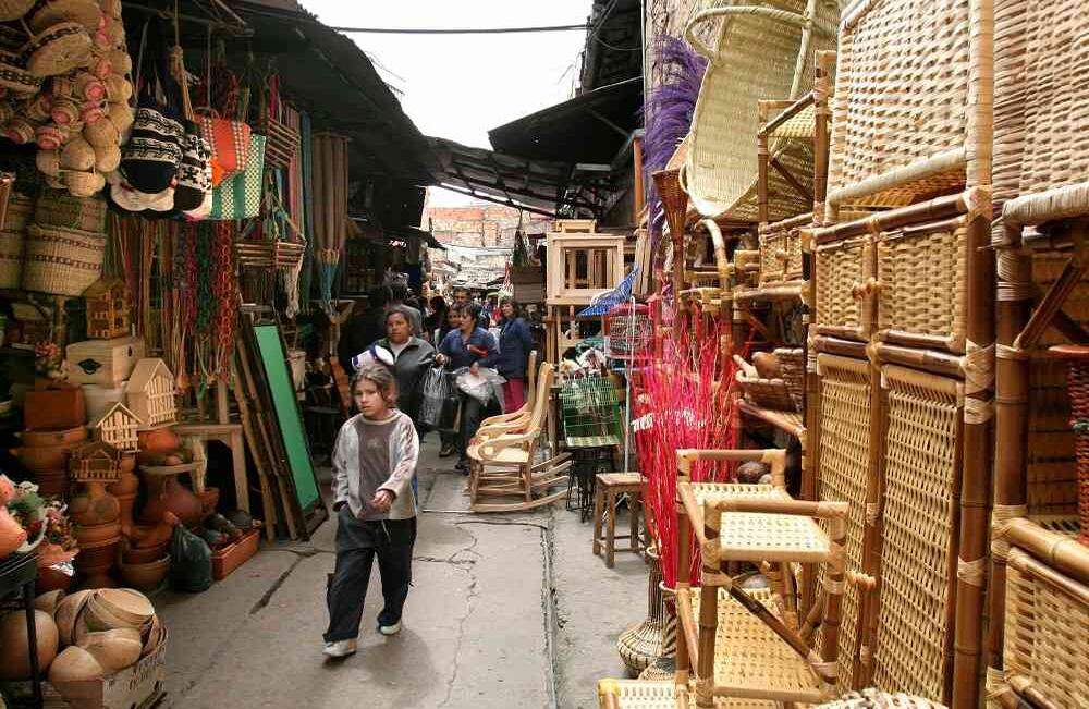 Desde hace 126 años las artesanías de Bogotá se atesoran en el Pasaje Rivas, una joya cultural de la ciudad que ha sido testigo de los mejores y no tan buenos momentos de la capital del país.