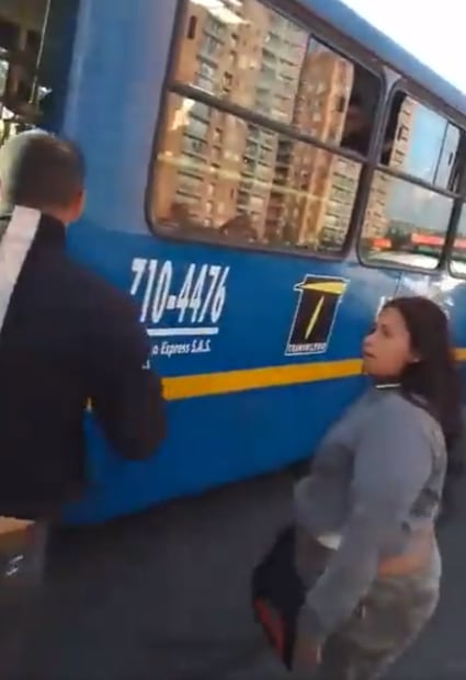 Una de las pasajeras evitó que la mujer arrancara el bus.