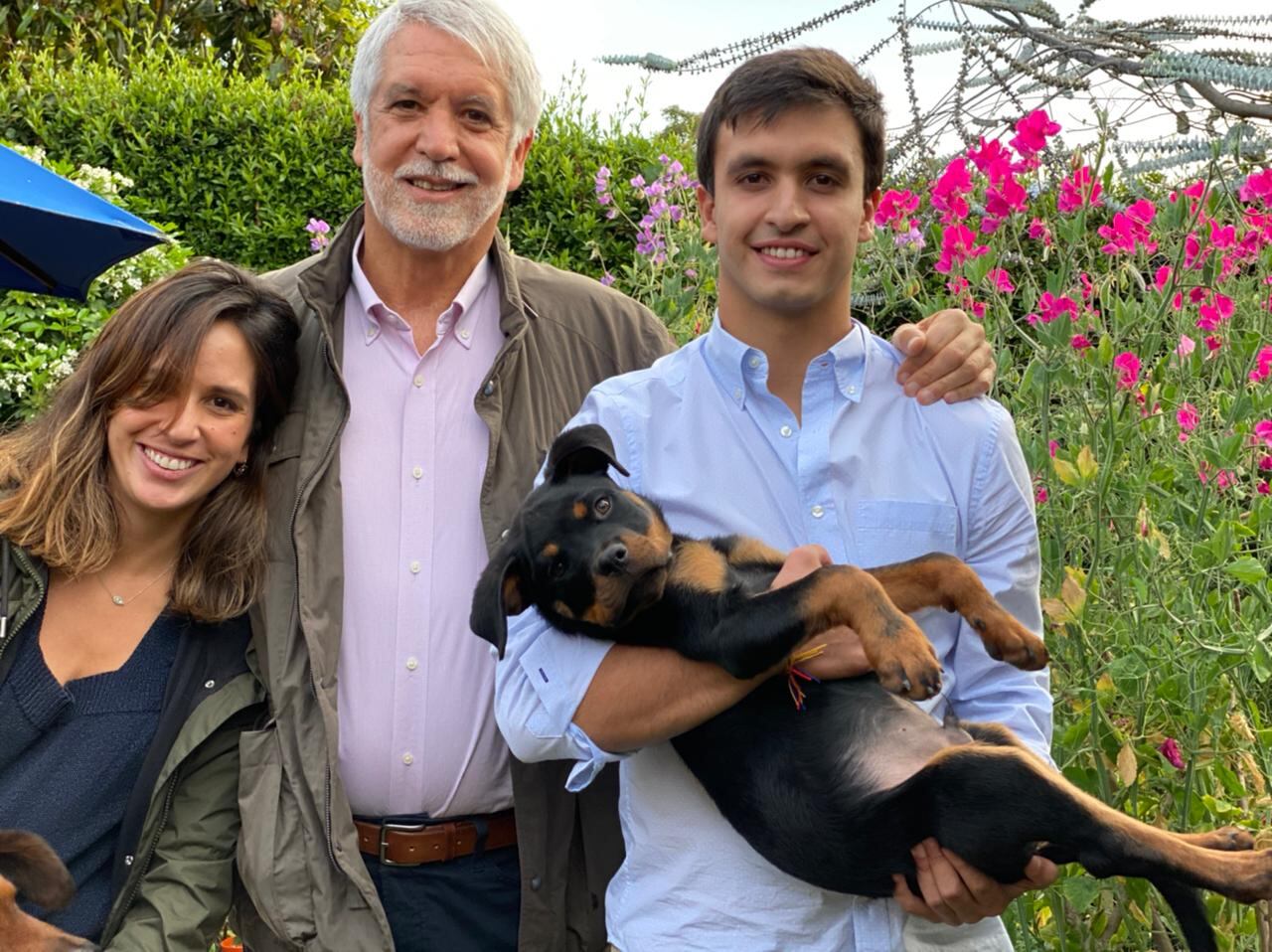 Enrique Peñalosa con sus hijos Renata y Martín.