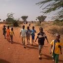 Los niños caminan por una carretera en el pueblo de Ganguel, 11 de enero de 2023, en Ganguel, Sokoto, Níger (África)