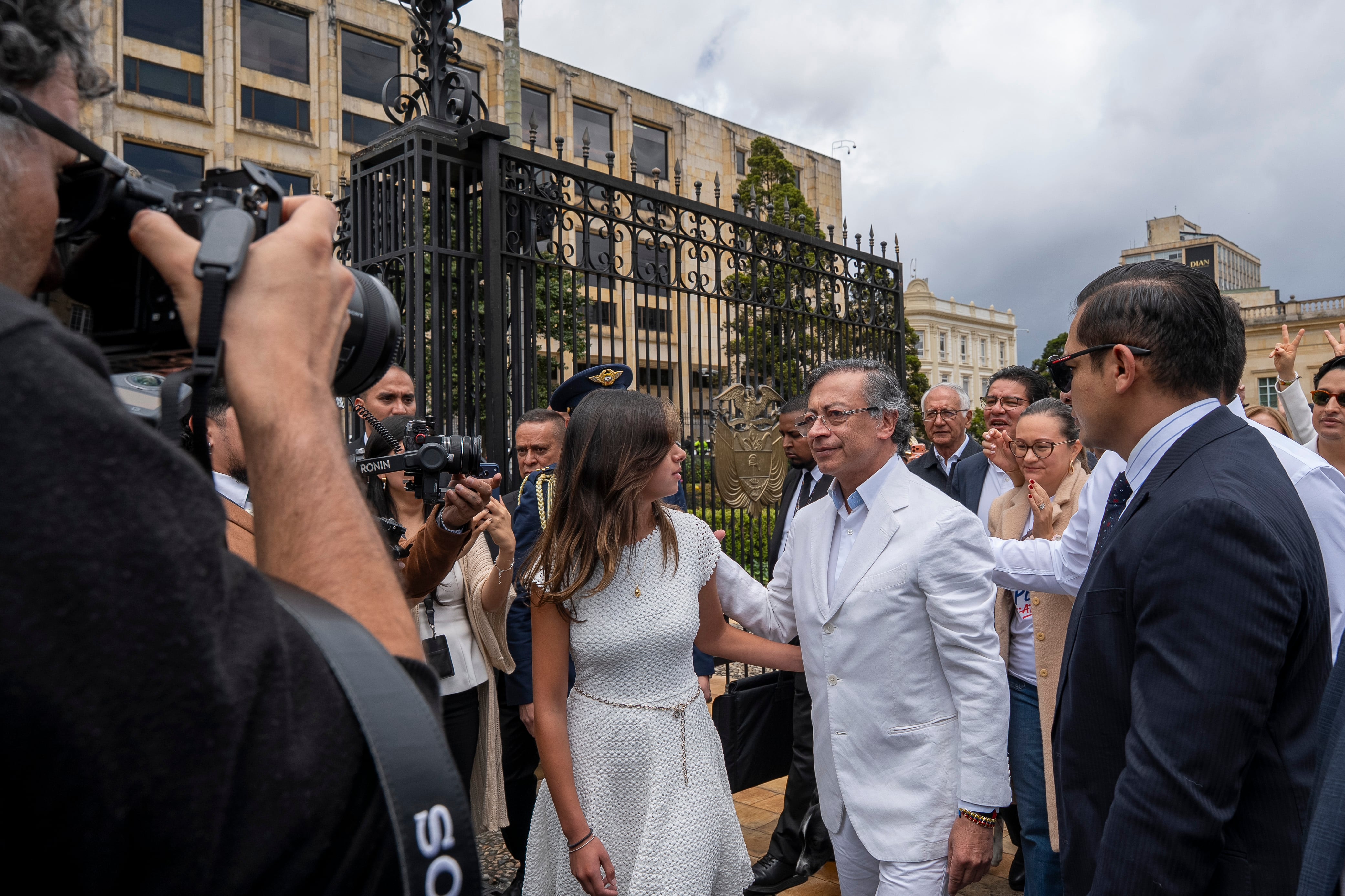 Gustavo Petro saliendo de la Casa de Nariño, en Bogotá, el 7 de agosto de 2026, en su último día como presidente de Colombia. Lo acompañaron sus hijos Antonella Petro Alcocer y Nicolás Alcocer Petro, así como parte de su saliente gabinete