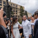 Gustavo Petro saliendo de la Casa de Nariño, en Bogotá, el 7 de agosto de 2026, en su último día como presidente de Colombia. Lo acompañaron sus hijos Antonella Petro Alcocer y Nicolás Alcocer Petro, así como parte de su saliente gabinete