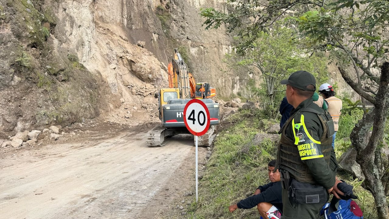 Sigue el derrumbe en la vía panamericana.