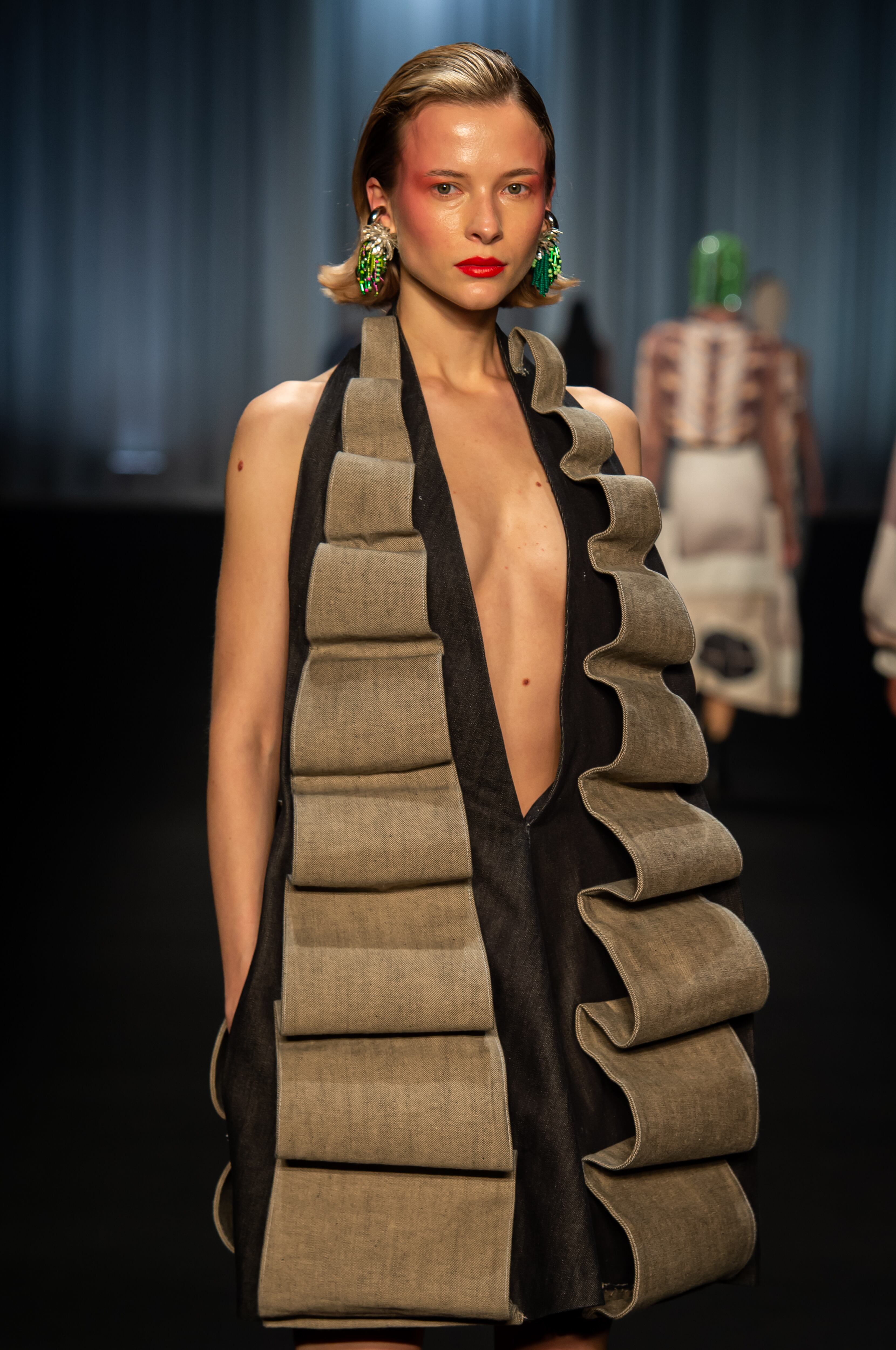 Modelo caminando por la pasarela con un diseño vanguardista del Istituto Marangoni en el Bogotá Fashion Week.