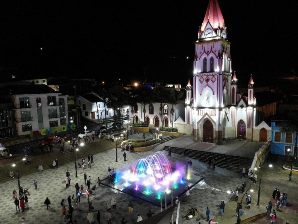 Al estilo de las ciudades más importantes del mundo, este municipio ubicado a 20 minutos de Bogotá inauguró esta fuente que, gracias a los sistemas que conforman su planta de tratamiento, permiten que el agua utilizada pase por un proceso de filtración y un método de desinfección, conocido como cloración, especialmente pensado para este momento de pandemia.