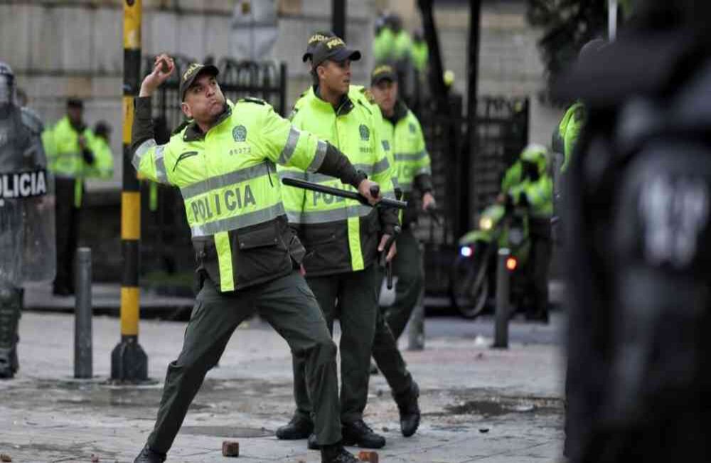 Además de gases la Policía al igual que los manifestantes comenzaron a lanzar piedras. Foto: Esteban Vega