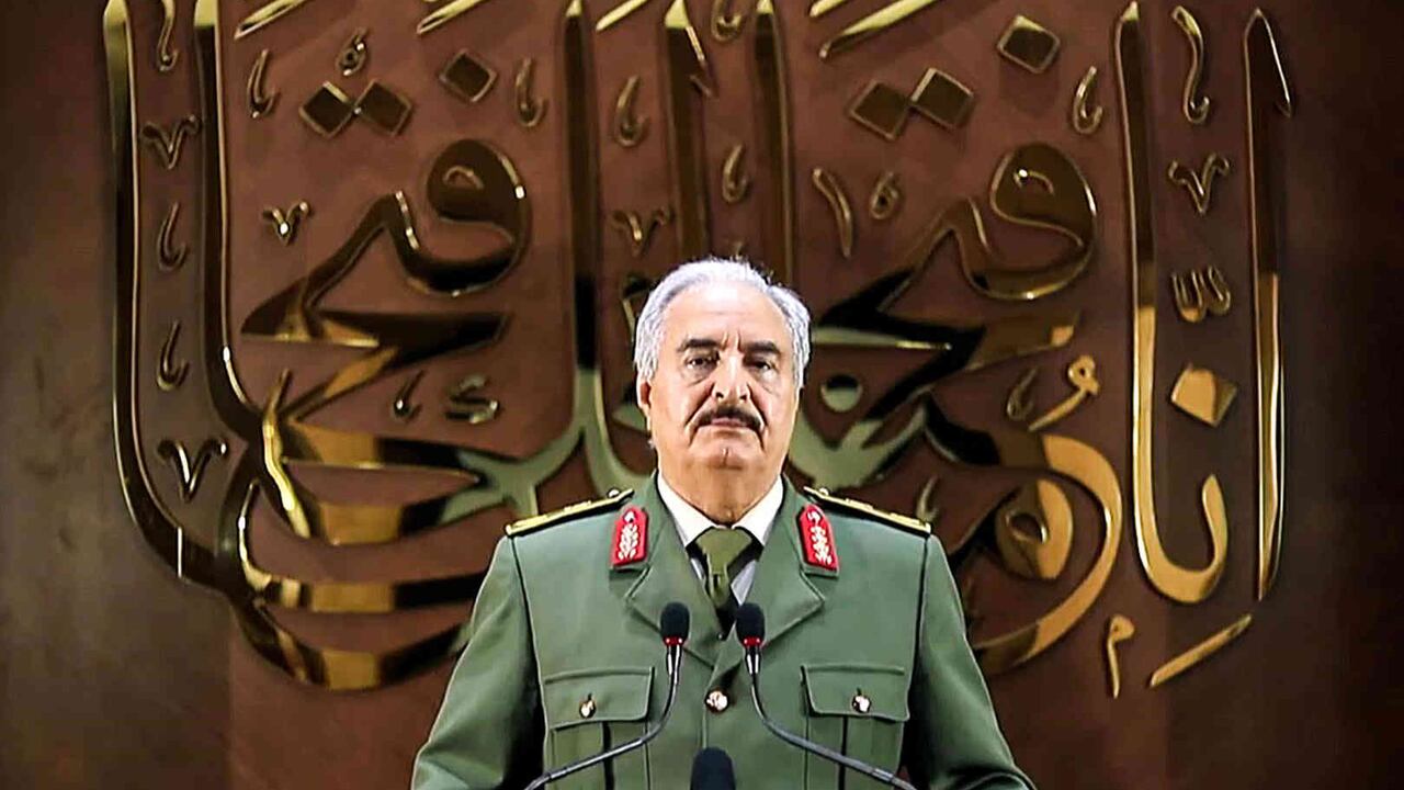 Jalifa Haftar, líder militar libio que busca tomar el poder derrocando al gobierno reconocido internacionalmente.