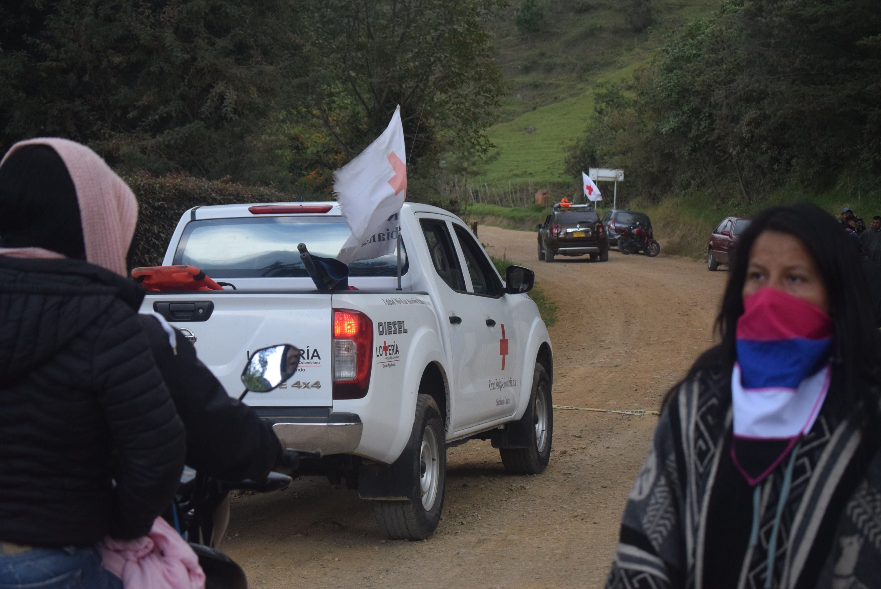 Las mujeres del pueblo misak ahora ayudan a poner orden en los accesos viales al resguardo de Guambía, donde ahora se presenta esta confrontación por el control de un predio rural de Silvia.
