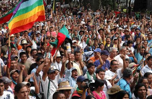 Este domingo, los cerca de 20.000 manifestantes indígenas se aglomeraron en el parque del Centro Administrativo Municipal, CAM. Pero Uribe dijo a las 10 de la mañana que los esperaría en el canal regional Telepacífico. 