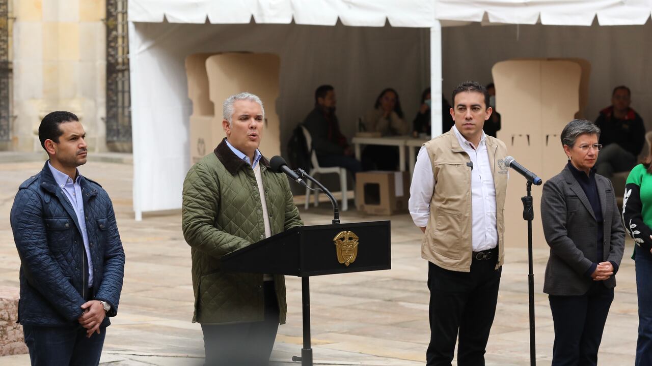 Presidente Iván Duque con el registrador Alexander Vega, Ministro Interior Daniel Palacio y Claudia López Alcaldesa de Bogotá