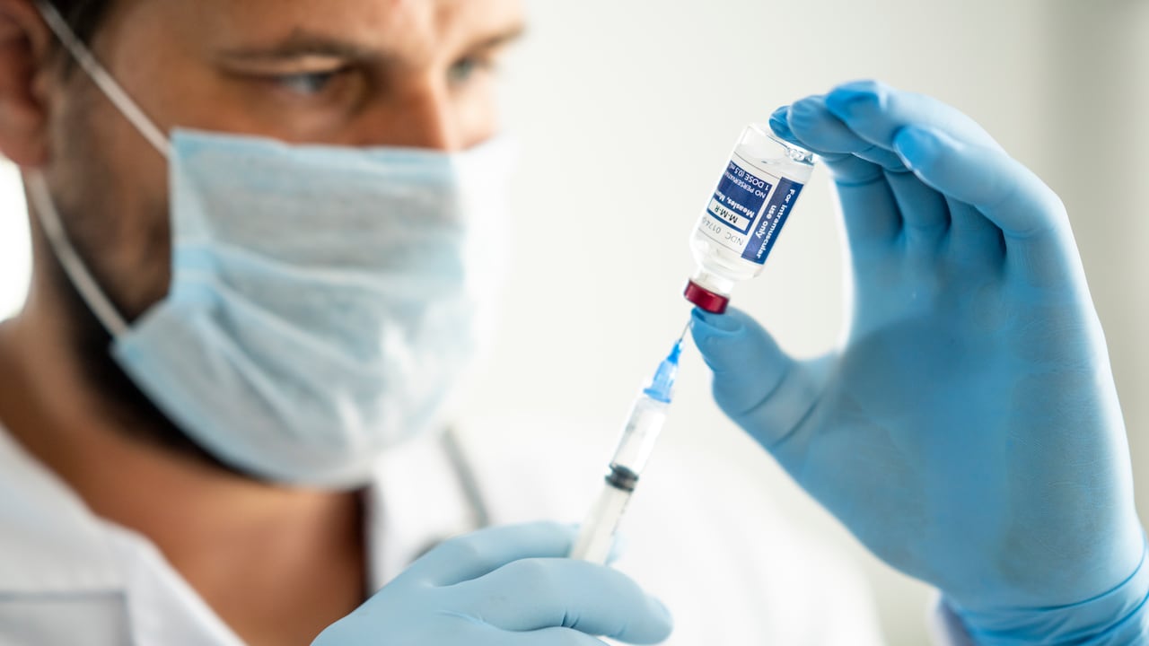 especialistas analizan virus altamente peligrosos en condiciones de bioseguridad para prevenir brotes y proteger la salud pública.